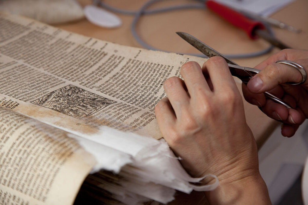 Restaurierung von Buchseiten
